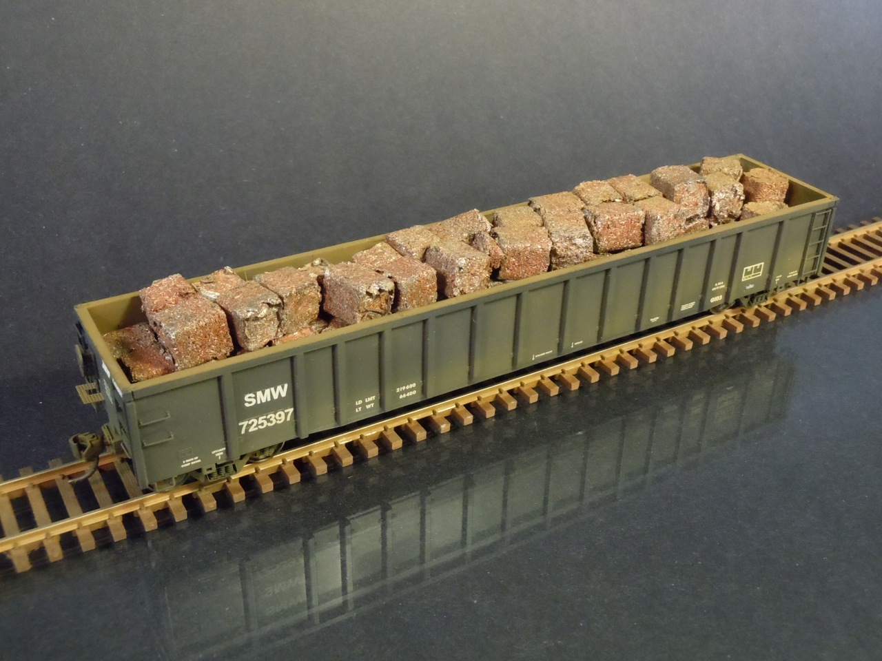 Exactrail HO scale gondola with bailed scrap steel load Protoloads