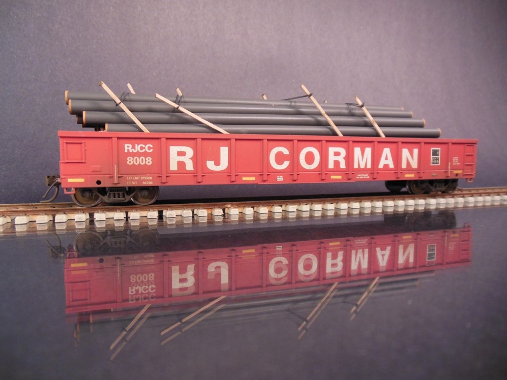 Atlas HO gondola with shifted steel pipe load Protoloads