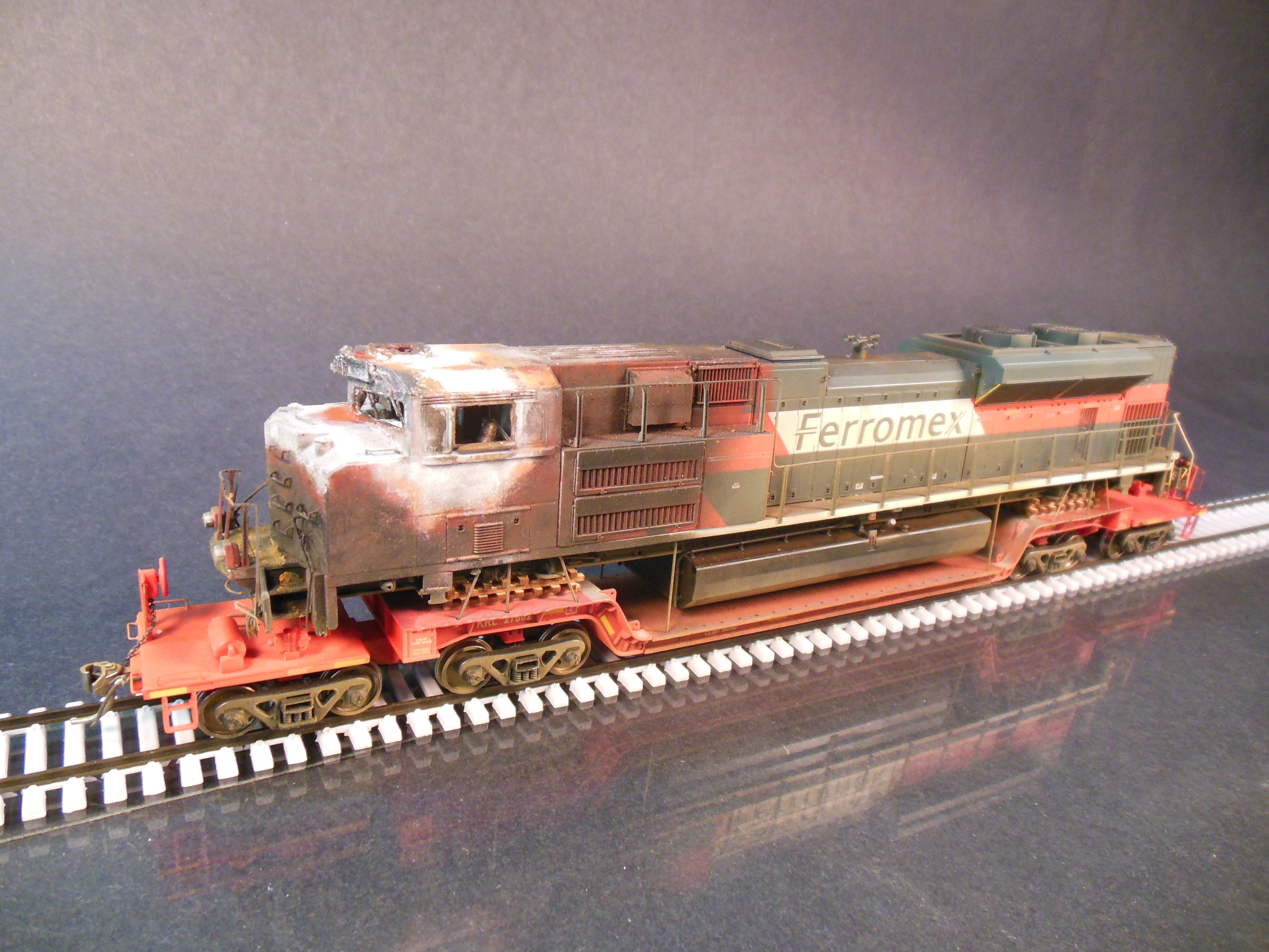 Walthers HO scale center depressed flatcar with wreck damaged