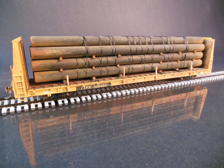Atlas HO scale bulkhead flatcar with pipe load Protoloads